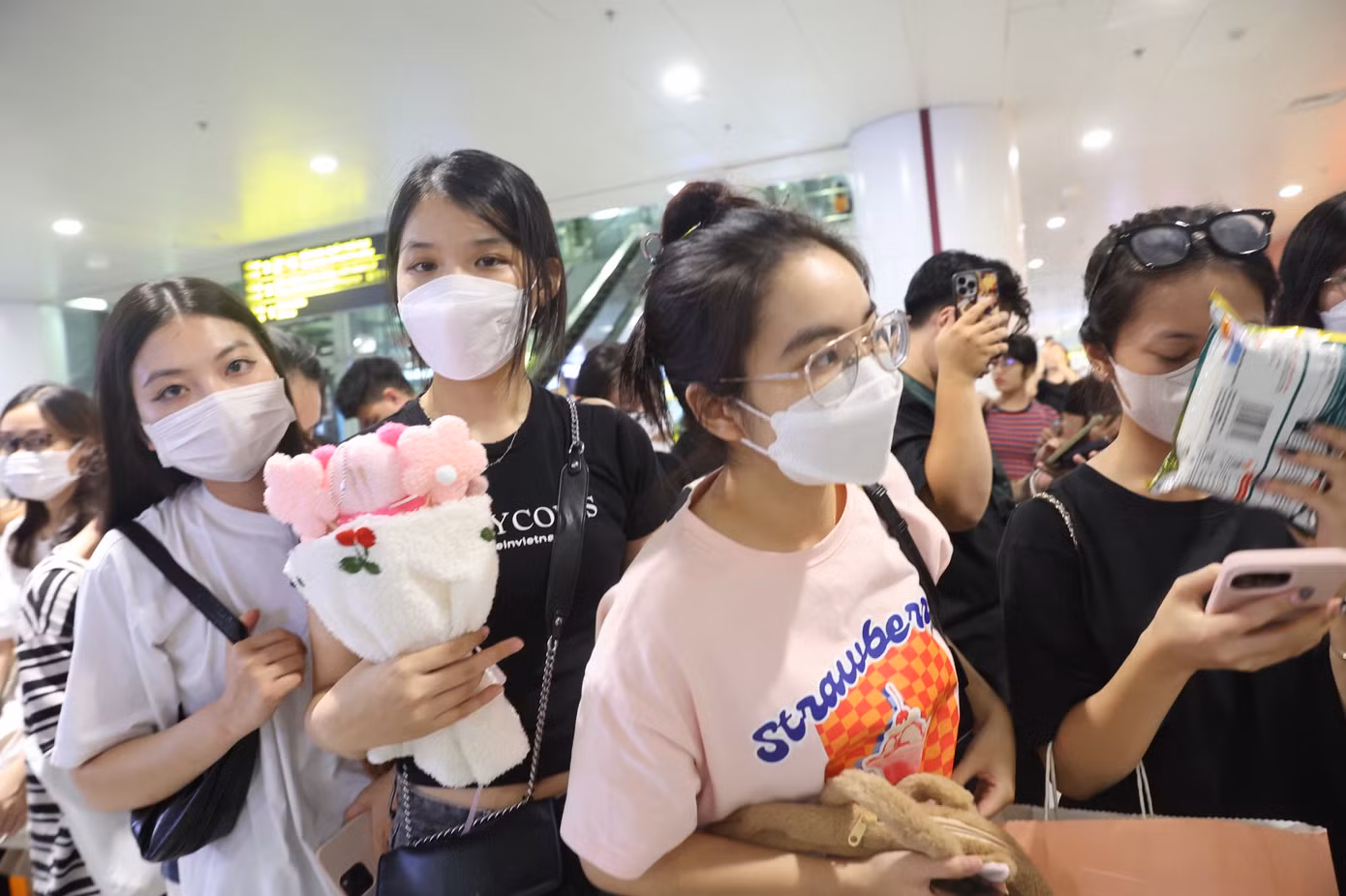 Fan chuẩn bị sẵn quà để tặng các nữ idol từ xứ sở Hàn Quốc.