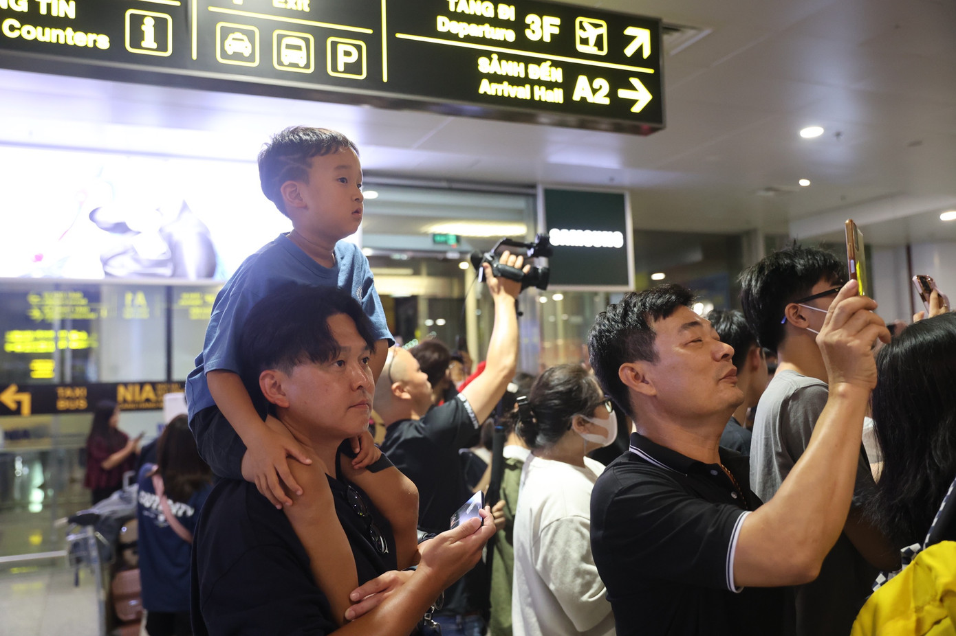 Không chỉ các bạn trẻ, người lớn tuổi và em nhỏ cũng hòa vào đám đông chờ đợi.