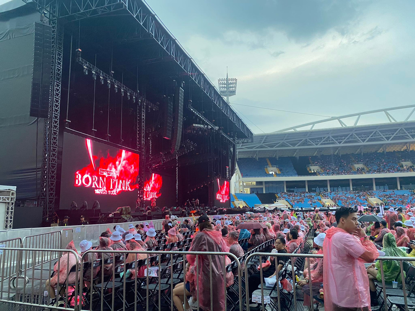 Khu VIP gần với sân khấu chính nhất gần như đã được lấp đầy. Mưa to không khiến người hâm mộ bớt trông chờ đêm diễn. Khu VIP gần với sân khấu chính nhất gần như đã được lấp đầy. Mưa to không khiến người hâm mộ bớt trông chờ đêm diễn.