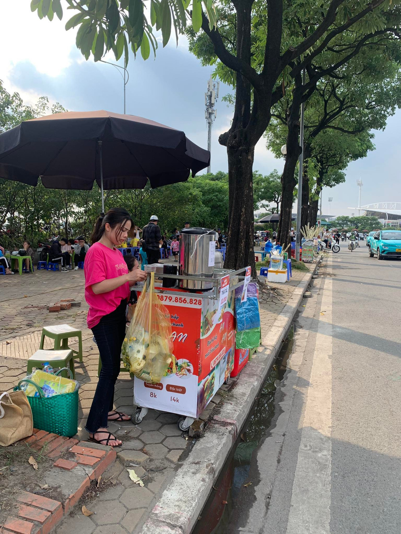 Hàng trăm sạp hàng lớn nhỏ được dựng tạm bên ngoài sân Mỹ Đình. Hàng trăm sạp hàng lớn nhỏ được dựng tạm bên ngoài sân Mỹ Đình.