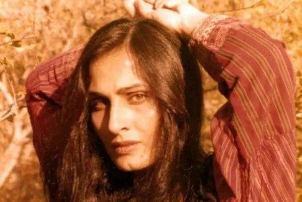 Nữ diễn viên Susan Taslimi không đội khăn trùm đầu trong The Death of Yazdgerd. Nữ diễn viên Susan Taslimi không đội khăn trùm đầu trong The Death of Yazdgerd.