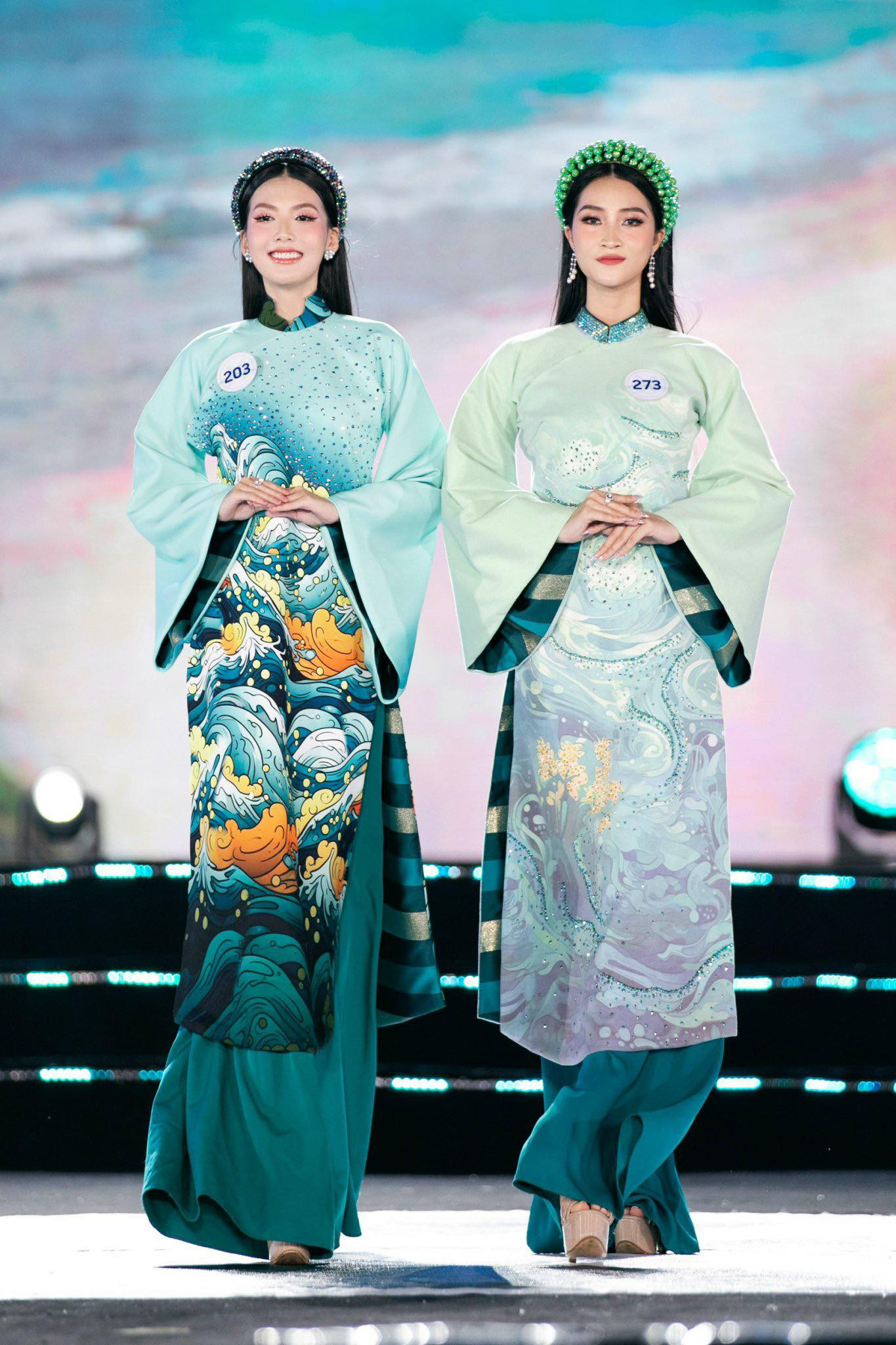 Nhóm thí sinh thứ hai hiện đại và mang màu sắc tươi sáng hơn với bộ sưu tập Tiếng sóng của NTK Việt Hùng.