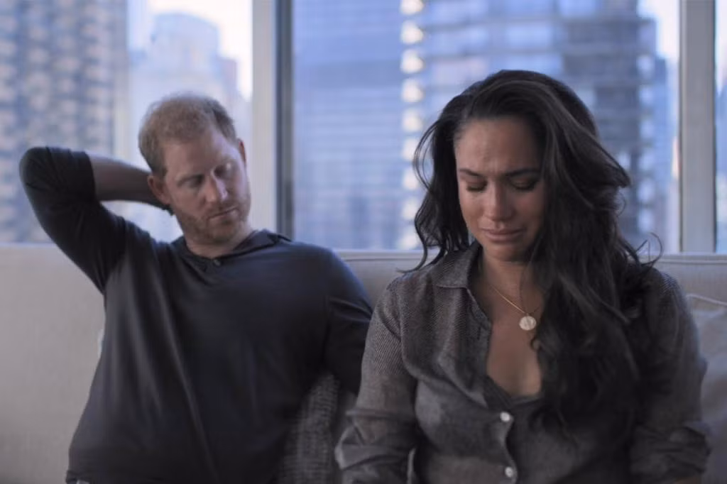 Harry và Meghan gặp khó khăn trong công việc vì cuộc đình công kép ở Hollywood. Ảnh: Netflix.
