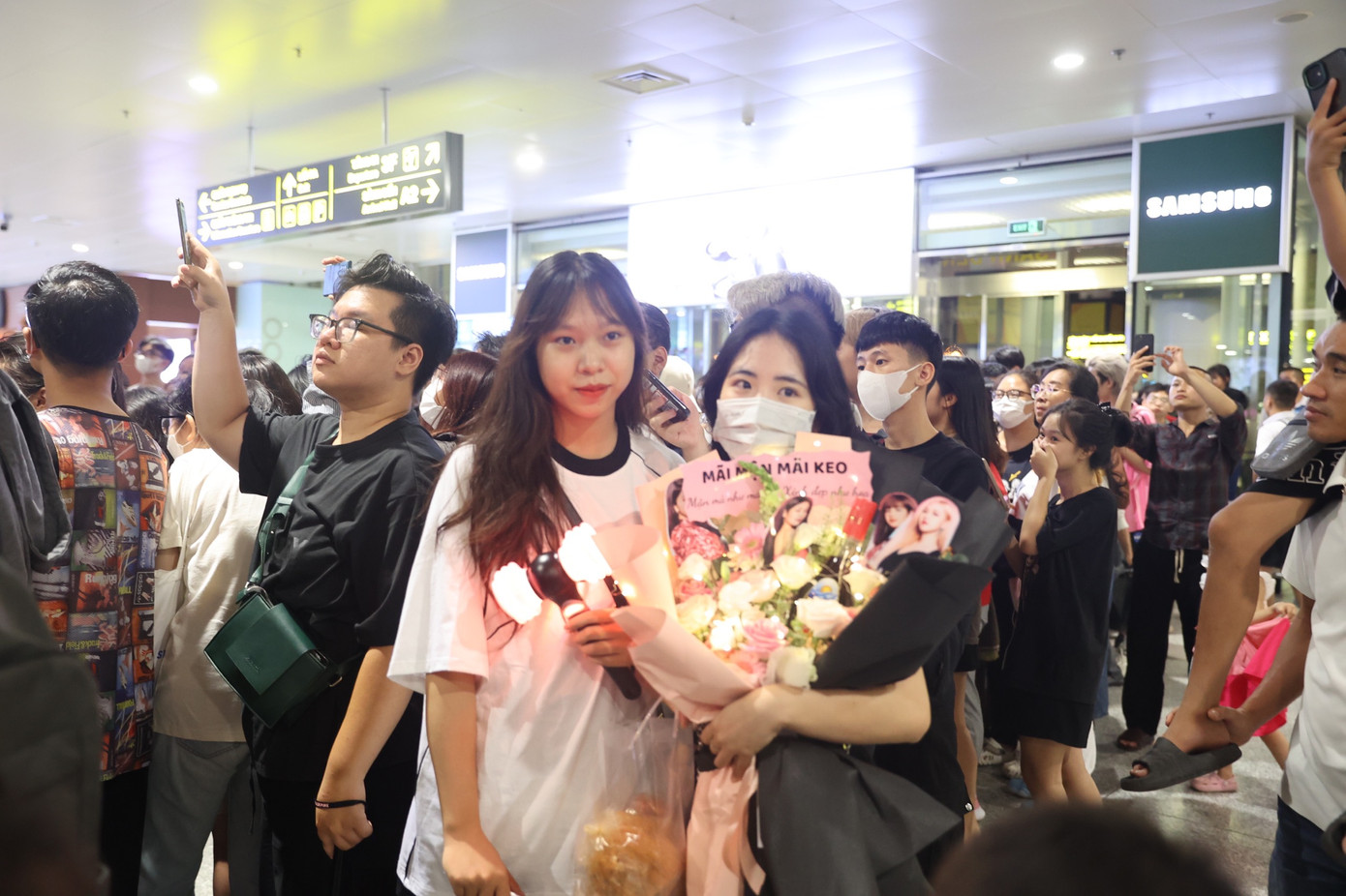 Chia sẻ về giá vé concert Born Pink tại Mỹ Đình, nhiều người hâm mộ chia sẻ đã đi làm nên không bị "gánh nặng". Số khác còn đi học nhưng được bố mẹ ủng hộ.