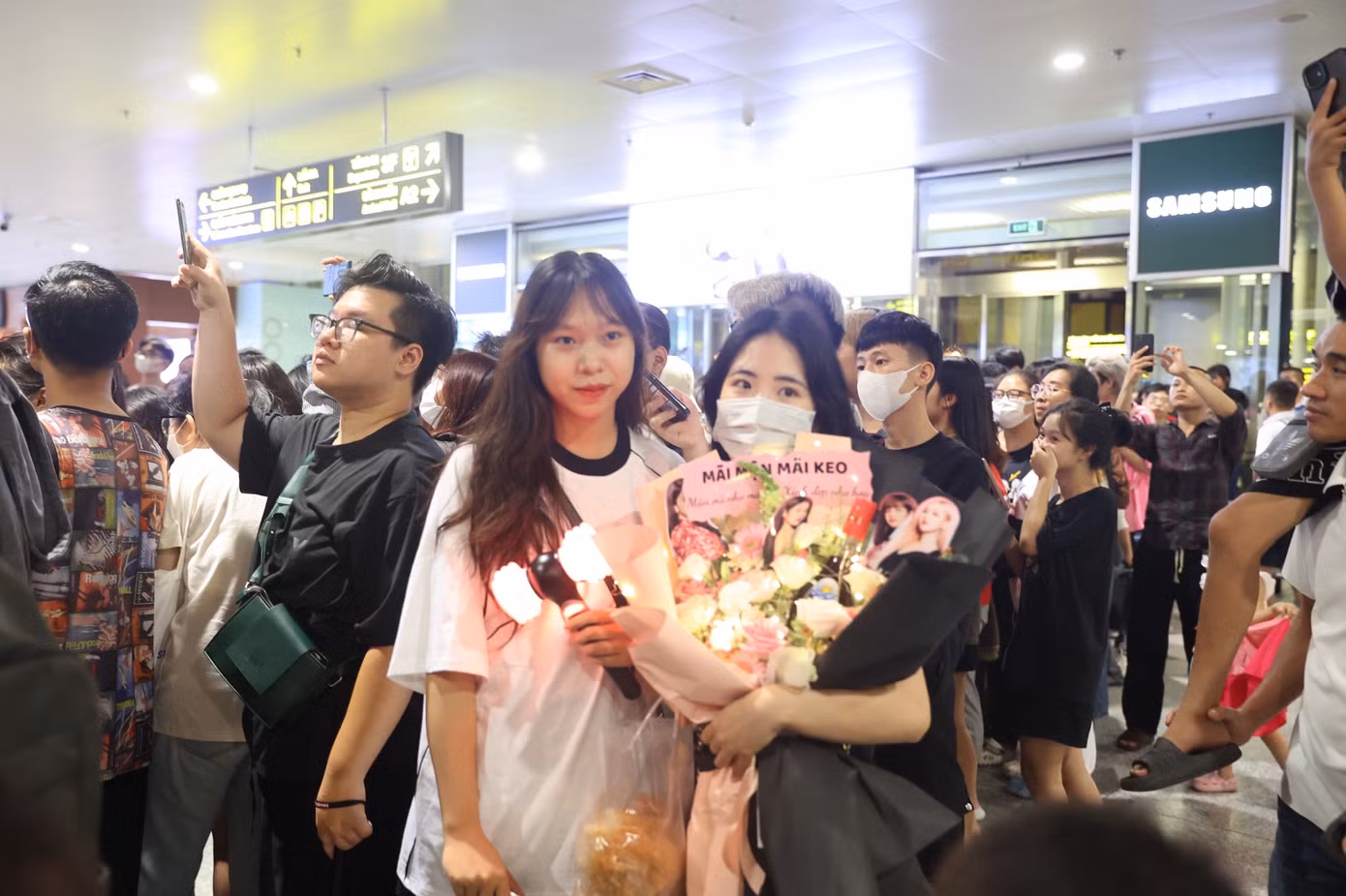 Chia sẻ về giá vé concert Born Pink tại Mỹ Đình, nhiều người hâm mộ chia sẻ đã đi làm nên không bị "gánh nặng". Số khác còn đi học nhưng được bố mẹ ủng hộ.