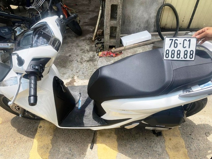 Chiếc xe có biển số "ngũ quý" 8 của anh Võ Duy Tính. Ảnh: NLĐ. Chiếc xe có biển số "ngũ quý" 8 của anh Võ Duy Tính. Ảnh: NLĐ.