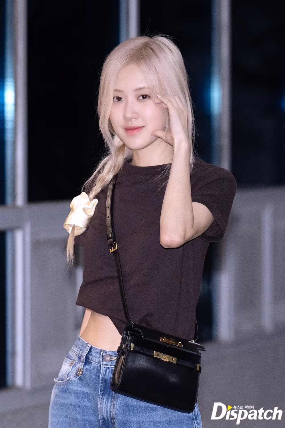 Động tác làm nửa trái tim cùng nụ cười ngọt ngào của nữ idol sinh năm 1997 khiến cư dân mạng "bấn loạn" vì quá dễ thương.