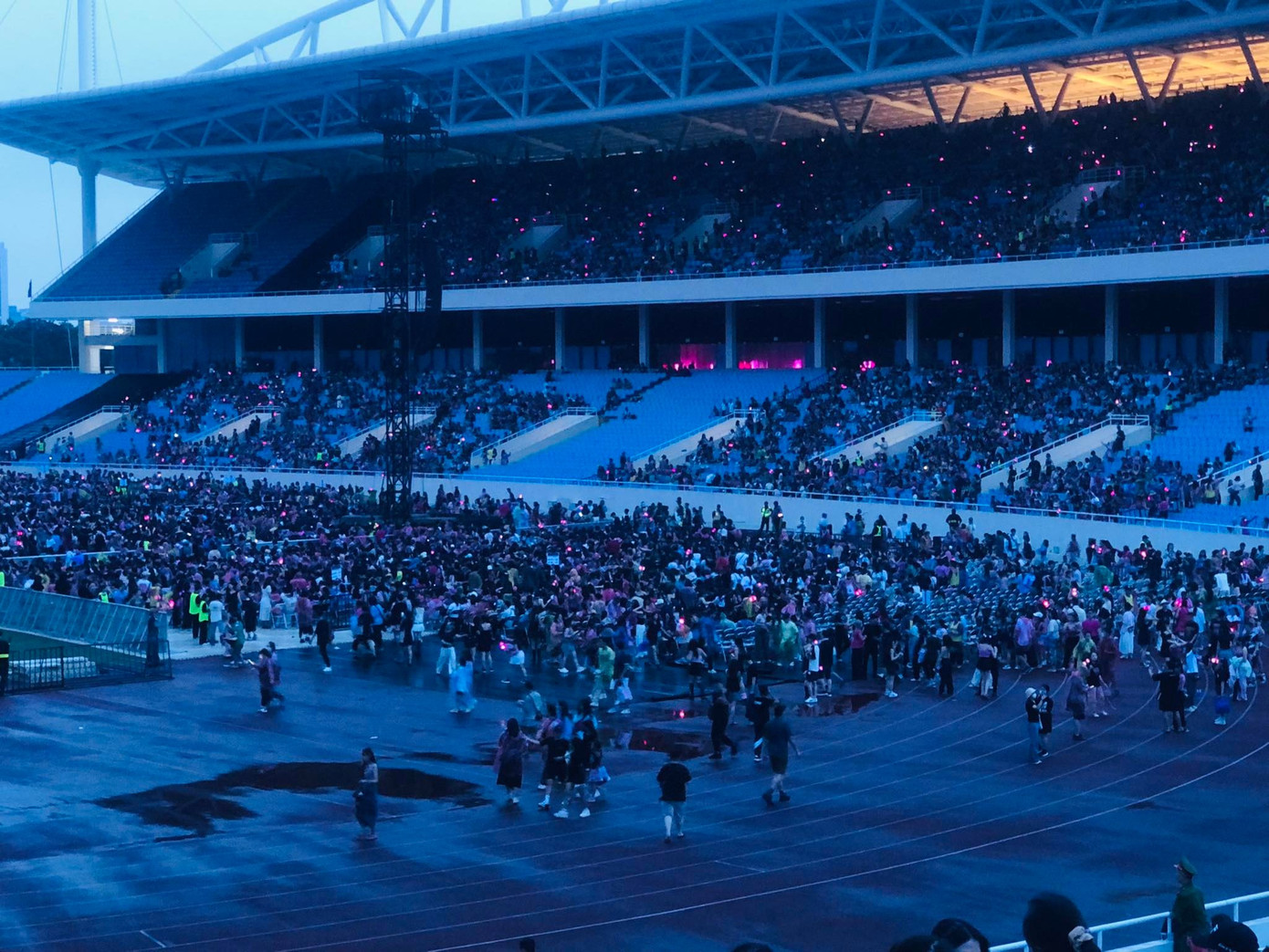 Trời cũng bắt đầu chuyển tối. Trời cũng bắt đầu chuyển tối.