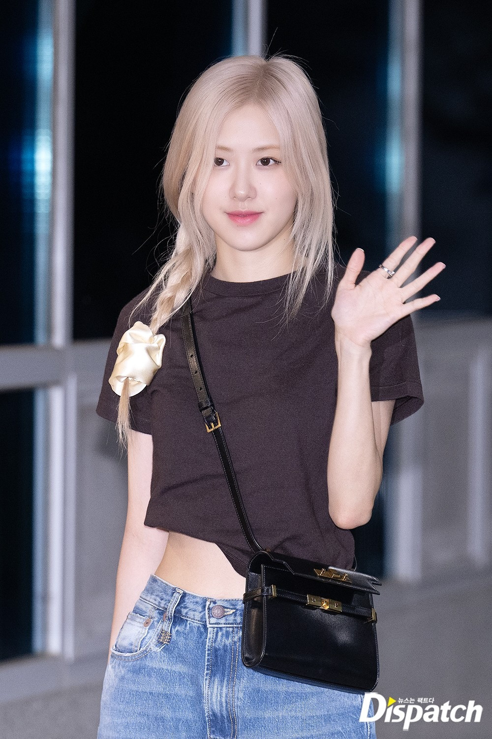 Truyền thông Hàn Quốc ca ngợi chủ nhân hit On The Ground xinh đẹp như búp bê. Mái tóc bạch kim làm nổi bật làn da trắng sáng và gương mặt nhỏ nhắn của Rosé.