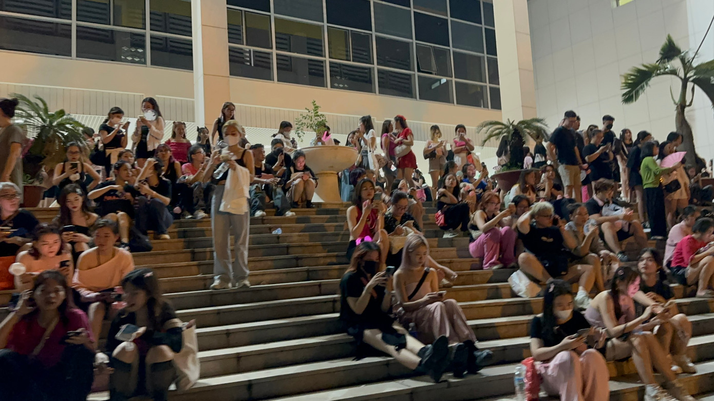 Mọi người chưa về luôn mà ngồi trên bậc thang sân vận động nói chuyện, kiểm tra điện thoại. Mọi người chưa về luôn mà ngồi trên bậc thang sân vận động nói chuyện, kiểm tra điện thoại.