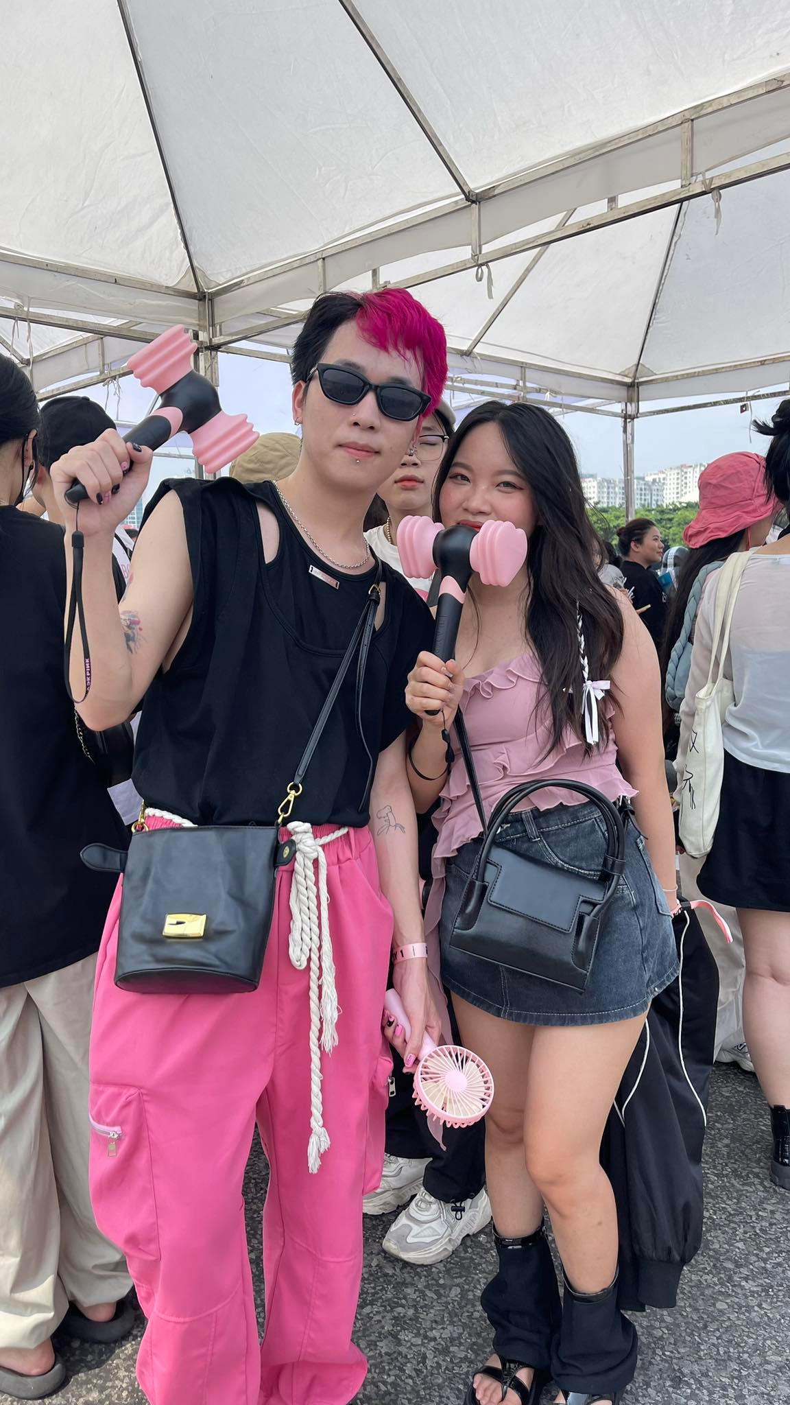 Tầng Tâng và Nguyễn Huyền nóng lòng xem BlackPink trình diễn. Hai bạn trẻ đầu tư mua hạng vé VIP để được nhìn thấy idol ở cự ly gần nhất. Tầng Tâng và Nguyễn Huyền nóng lòng xem BlackPink trình diễn. Hai bạn trẻ đầu tư mua hạng vé VIP để được nhìn thấy idol ở cự ly gần nhất.