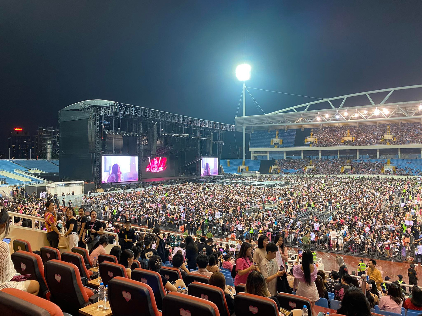 Sân vận động Mỹ Đình gần như kín chỗ. Mọi người đều đã tìm được vị trí cho riêng mình. Sân vận động Mỹ Đình gần như kín chỗ. Mọi người đều đã tìm được vị trí cho riêng mình.