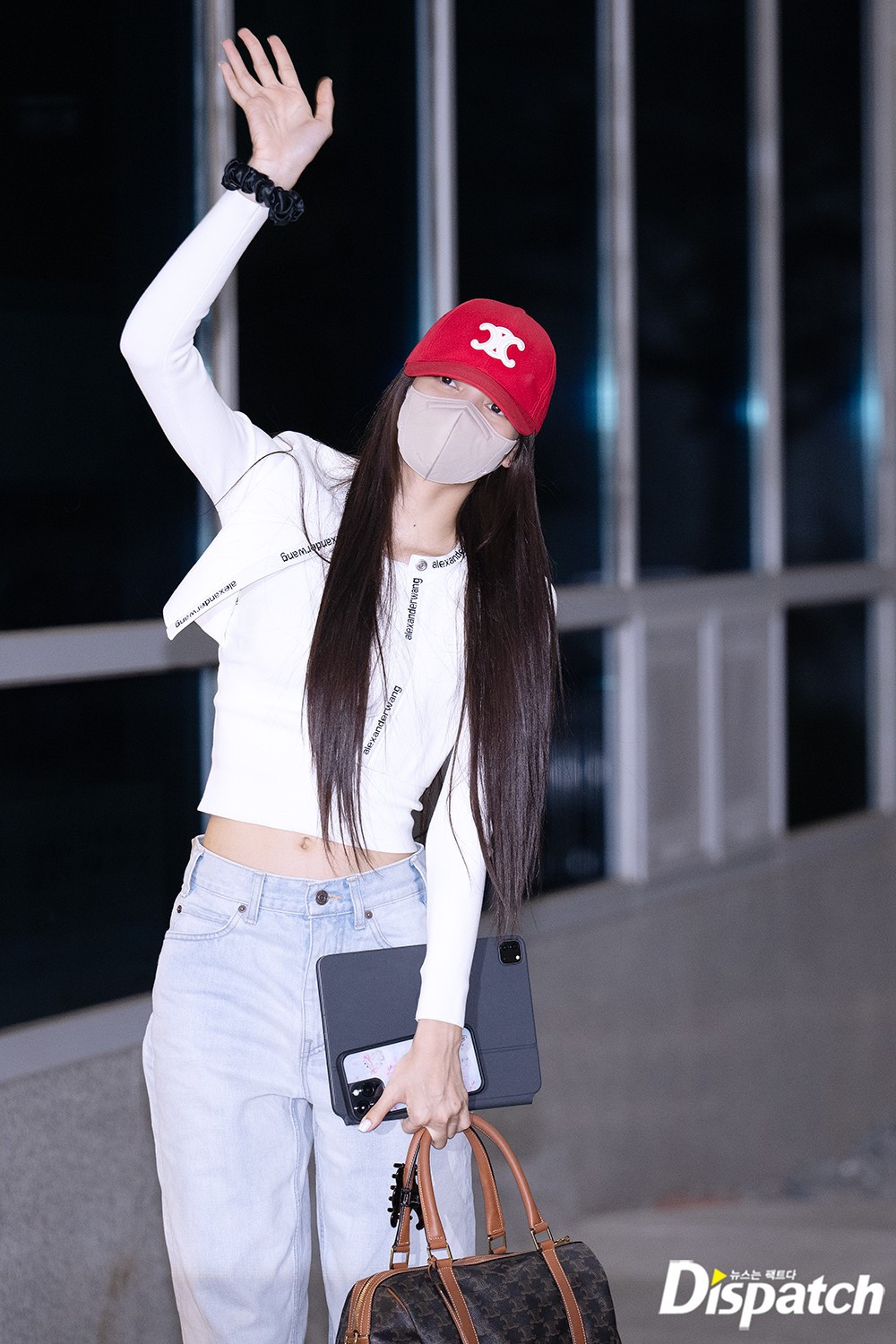 Trong mọi hoàn cảnh, Lisa luôn cho thấy được nguồn năng lượng dồi dào. Cô nhiệt tình vẫy chào truyền thông.