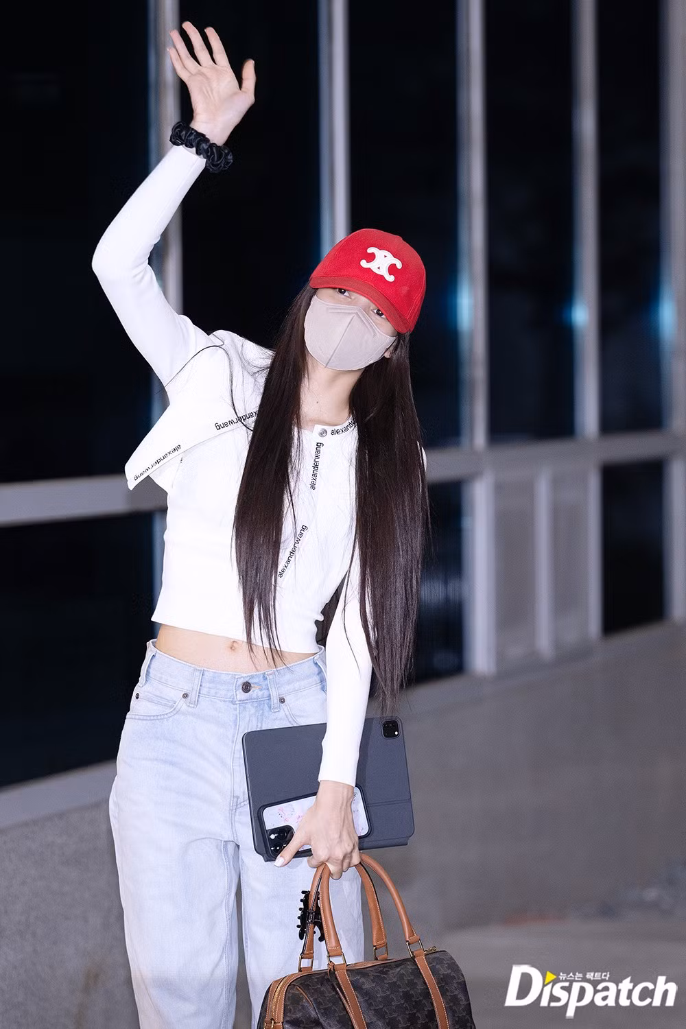 Trong mọi hoàn cảnh, Lisa luôn cho thấy được nguồn năng lượng dồi dào. Cô nhiệt tình vẫy chào truyền thông.