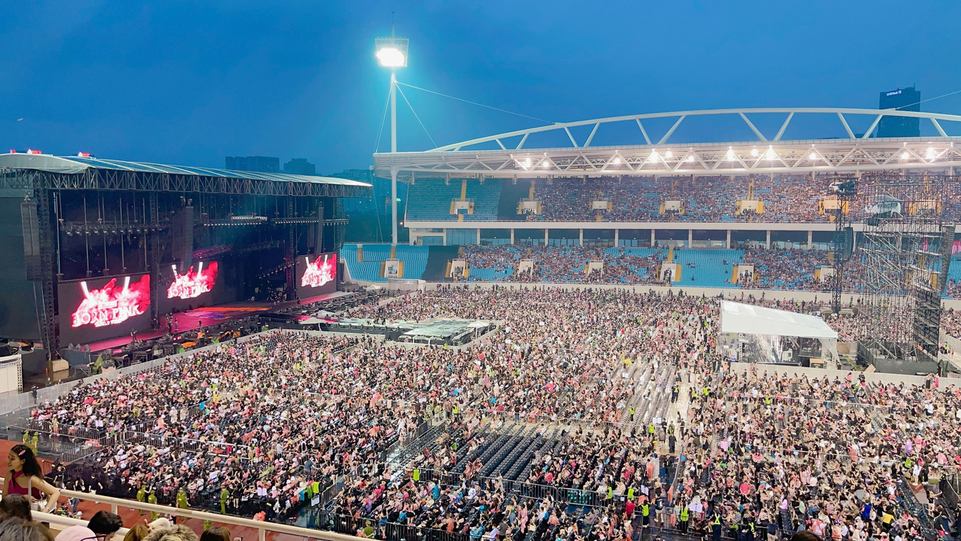 Sân vận động Mỹ Đình dường như chưa bao giờ đông như vậy. Sân vận động Mỹ Đình dường như chưa bao giờ đông như vậy.