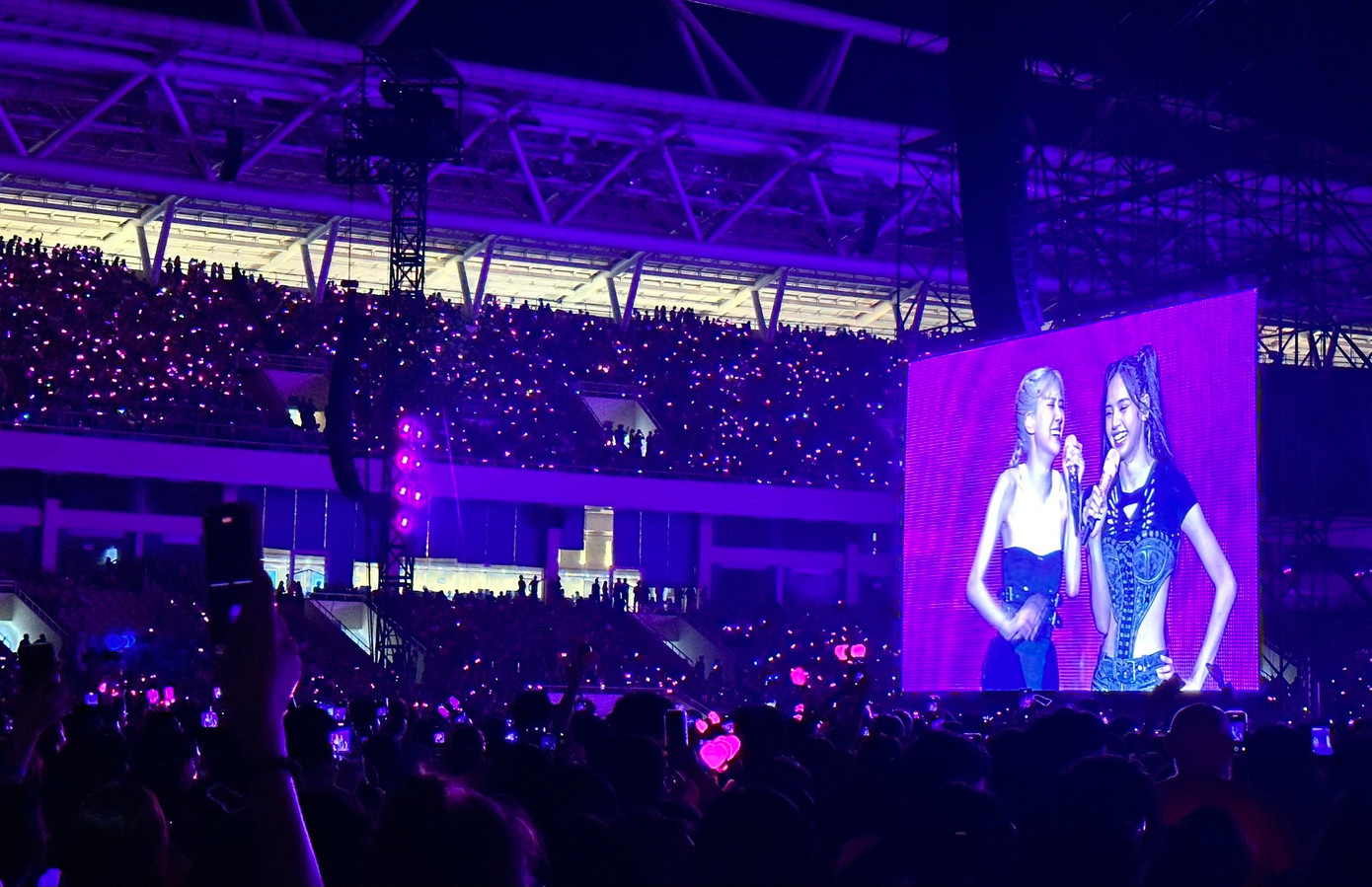 Cả sân vận động ngập trong biển hồng. Ai cũng phấn khích trước các tiết mục sôi động, "cháy" hết mình của BlackPink. Cả sân vận động ngập trong biển hồng. Ai cũng phấn khích trước các tiết mục sôi động, "cháy" hết mình của BlackPink.