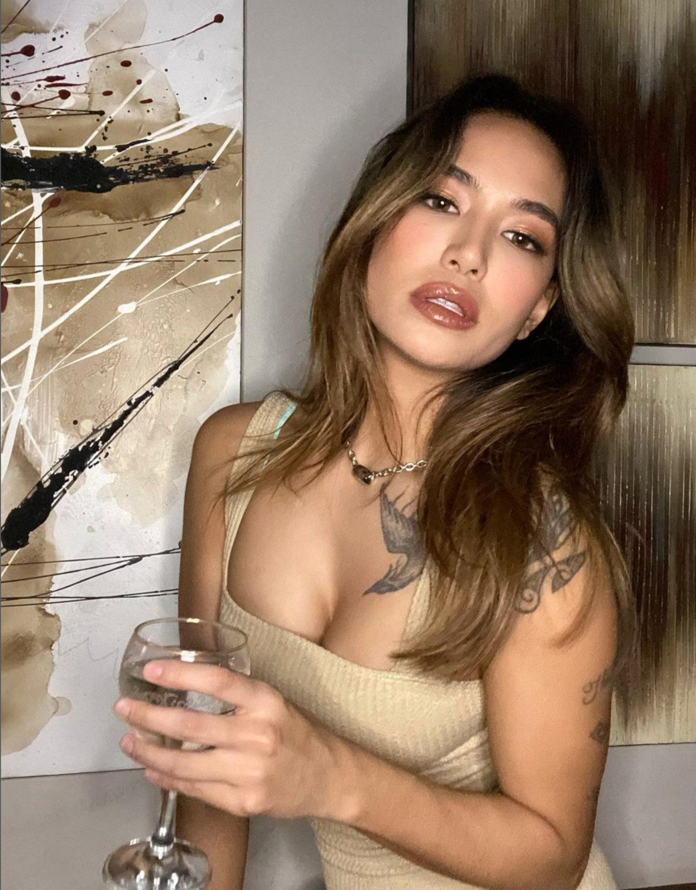 Trong cuộc phỏng vấn với Calyxta vào năm 2015, thành viên Hoàng gia Brunei tiết lộ thích nghệ thuật xăm hình và có ít nhất 9 hình xăm trên cơ thể. Cô thừa nhận có chút nghiện xăm nhưng không hối hận vì chúng đã trở thành một phần quan trọng trong con người cô.