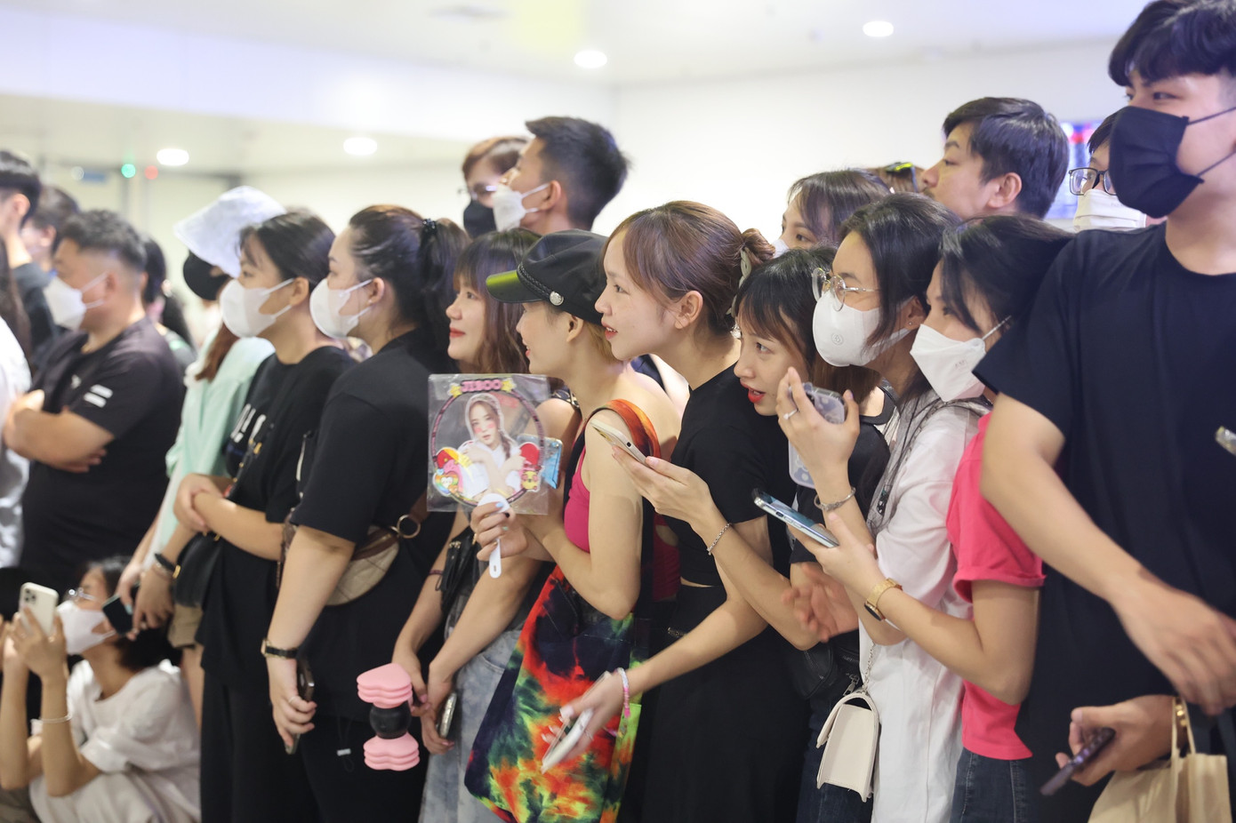 Dự kiến, chuyến bay chở BlackPink hạ cánh vào 23h20. Chủ nhân hit Pink Venom bay đến thủ đô Việt Nam trên chuyên cơ riêng Boeing 777-300ER do hãng Korean Air tài trợ.