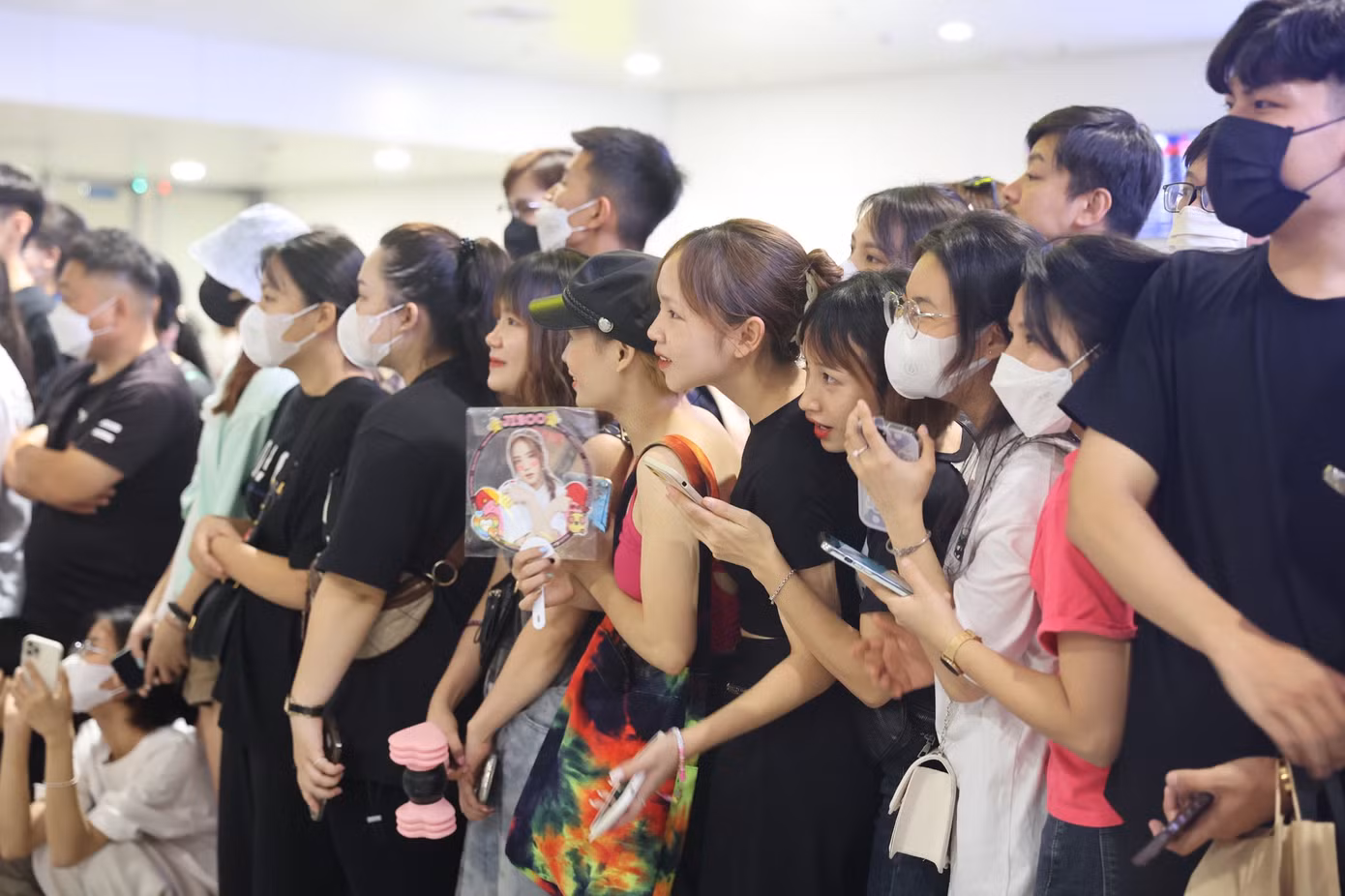 Dự kiến, chuyến bay chở BlackPink hạ cánh vào 23h20. Chủ nhân hit Pink Venom bay đến thủ đô Việt Nam trên chuyên cơ riêng Boeing 777-300ER do hãng Korean Air tài trợ.