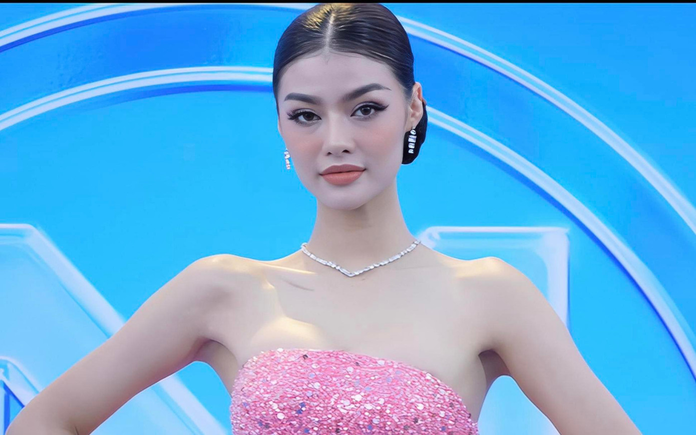 Á hậu Lona Kiều Loan khoe vai trần thanh mảnh.