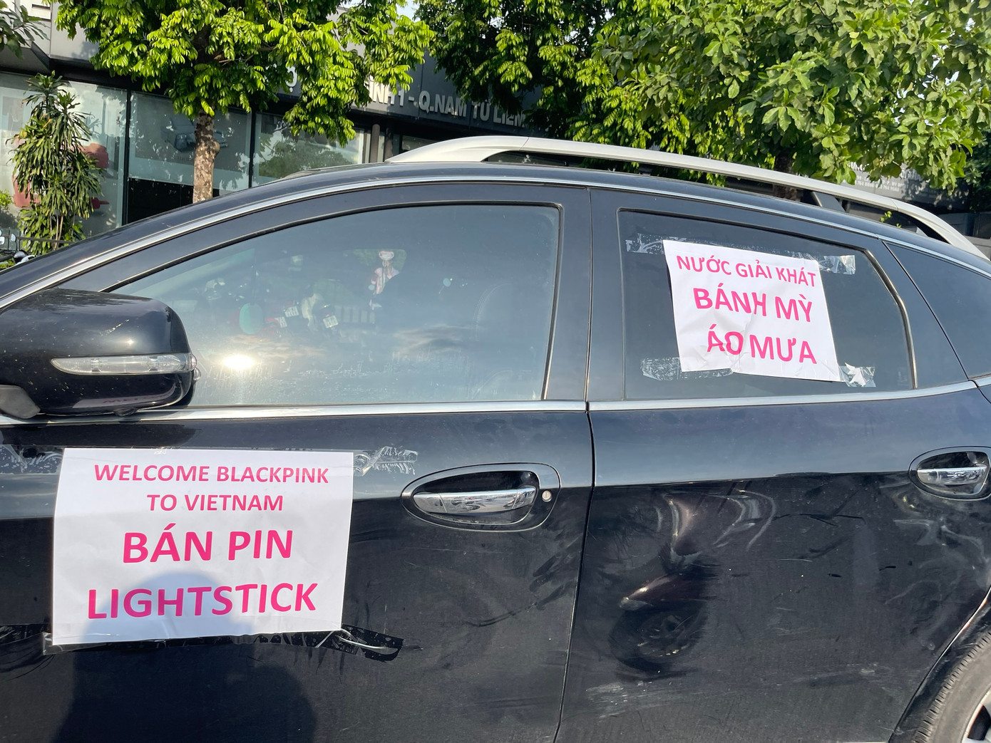 Bên cạnh đó, các dịch vụ kèm theo như bán pin gậy cổ vũ và đồ ăn, thức uống nở rộ. Bên cạnh đó, các dịch vụ kèm theo như bán pin gậy cổ vũ và đồ ăn, thức uống nở rộ.