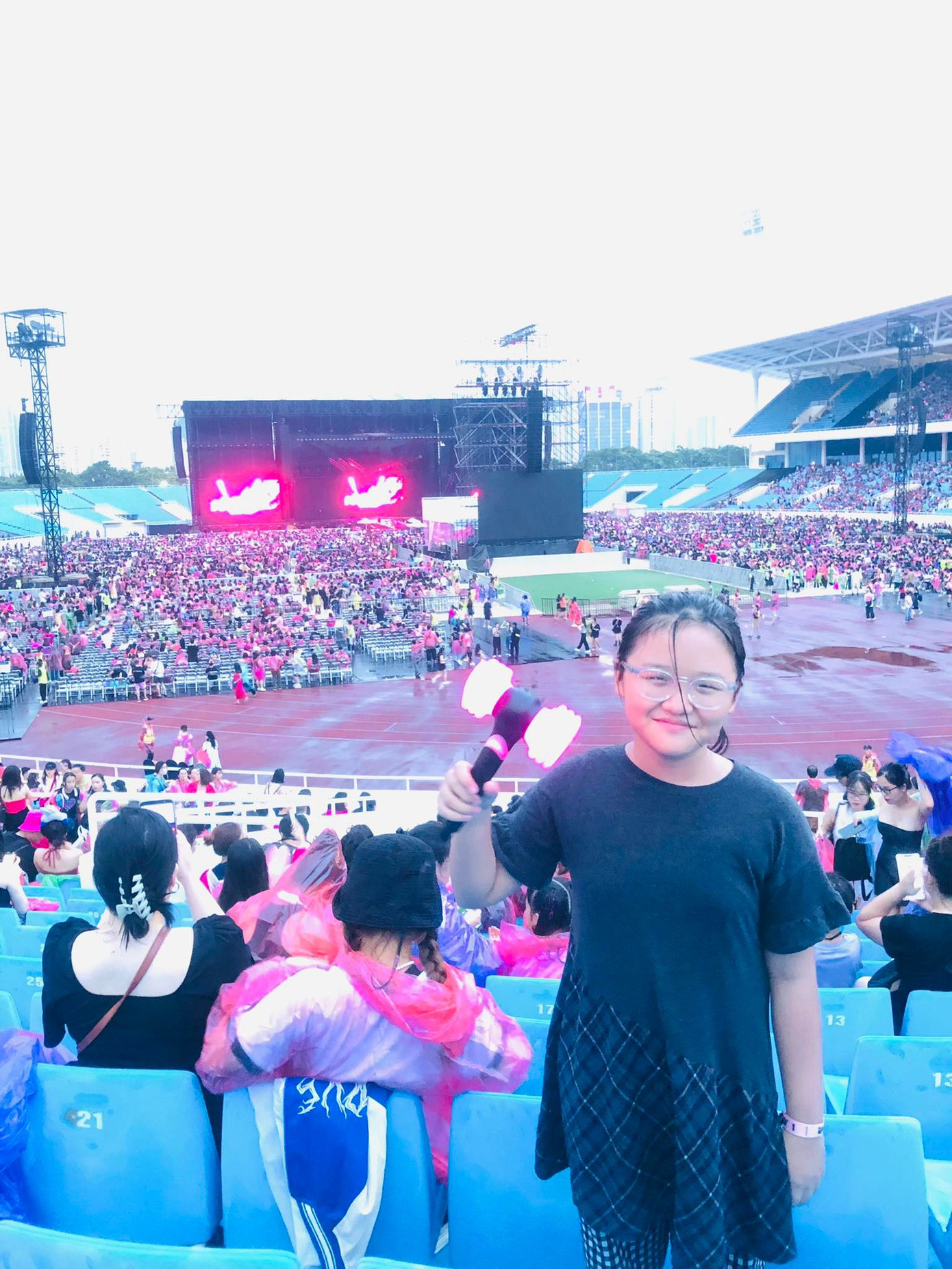 Một fan nhí check-in ở khu vực Cat 3. Một fan nhí check-in ở khu vực Cat 3.