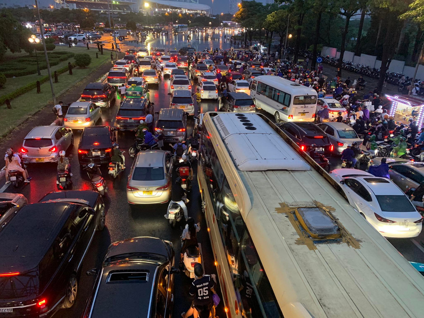 Ùn tắc kéo dài hàng km trên đường Lê Quang Đạo, trước cổng sân vận động Mỹ Đình. Ùn tắc kéo dài hàng km trên đường Lê Quang Đạo, trước cổng sân vận động Mỹ Đình.