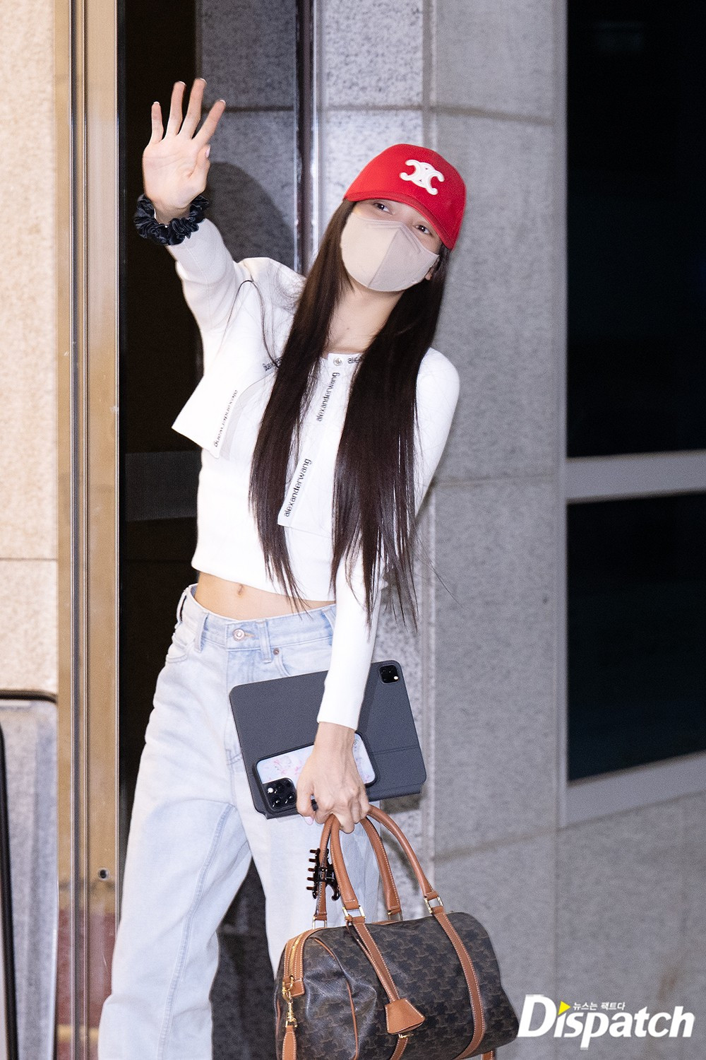 Trong mọi hoàn cảnh, Lisa luôn cho thấy được nguồn năng lượng dồi dào. Cô nhiệt tình vẫy chào truyền thông.