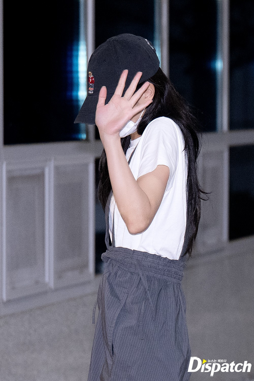 Dù không lộ mặt, khi vẫy tay chào mọi người, cô vẫn cố thu mình khiến nhiều người hâm mộ đặt câu hỏi: &quot;Chuyện gì xảy ra với Jennie?&quot;.