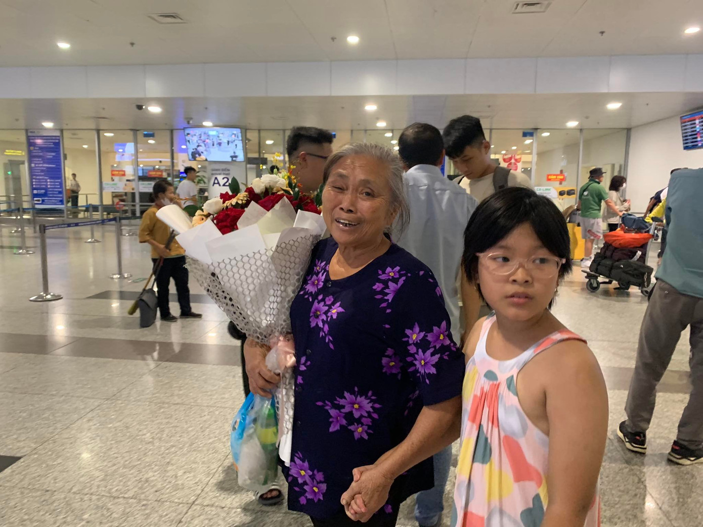 Bà Nguyễn Thị Hiện (sinh năm 1957, quê Hưng Yên) lên sân bay để tiễn con gái đi xuất khẩu lao động ở Nhật. Bà Hiện bày tỏ sự lo lắng khi sân bay đông và náo loạn bất thường. Bà Hiện cho biết bà đang lạc hai cô cháu gái trong đám đông. “Tôi không biết việc nhóm nhạc Hàn Quốc đến Việt Nam. Tôi chỉ lo cho sự an toàn của các cháu khi có quá đông người và các bạn trẻ chạy loạn kèm tiếng hú hét”, bà Hiện nói.