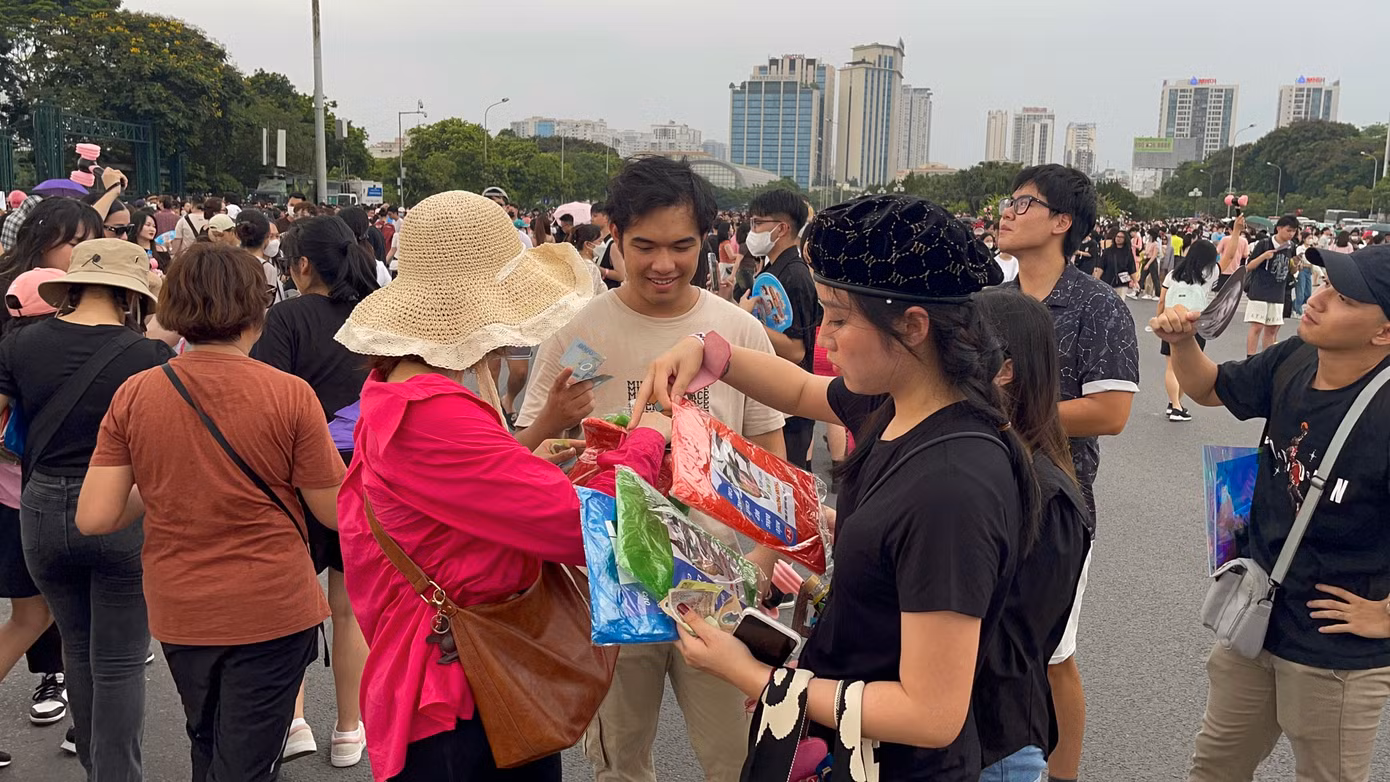 Dịch vụ bán áo mưa tiện lợi "được mùa".