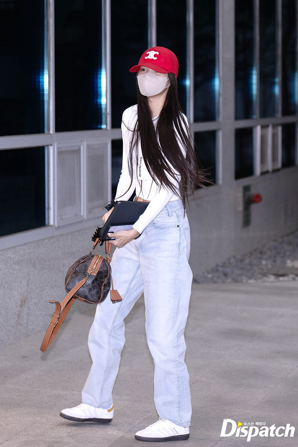 Em út Lisa xuất hiện với hình ảnh &quot;tay xách nách mang&quot;. Dù trang phục có điểm tương đồng, nữ idol Thái Lan trông năng động hơn với mũ lưỡi trai và giày thể thao.