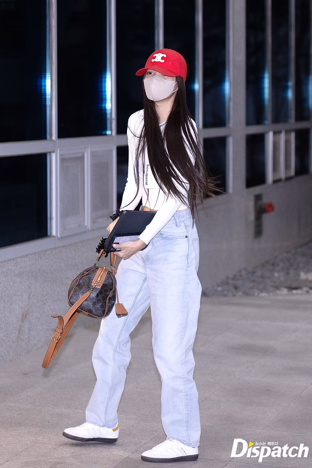 Em út Lisa xuất hiện với hình ảnh "tay xách nách mang". Dù trang phục có điểm tương đồng, nữ idol Thái Lan trông năng động hơn với mũ lưỡi trai và giày thể thao.