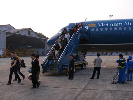 Hành khách đi từ TP.HCM về Vinh nhưng lại được về sân bay Nội Bài do thời tiết xấu vào tháng 12 - 2011. Ảnh: Lao Động. Hành khách đi từ TP.HCM về Vinh nhưng lại được về sân bay Nội Bài do thời tiết xấu vào tháng 12 - 2011. Ảnh: Lao Động