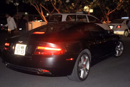 Cận cảnh chiếc siêu xe thể thao Aston Martin DB9 của Vũ Thu Phương