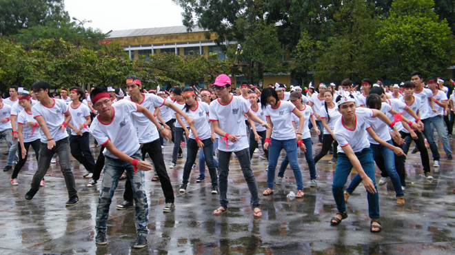 Tiết mục nhảy flashmob cổ động chương trình. ảnh: Phan Chung