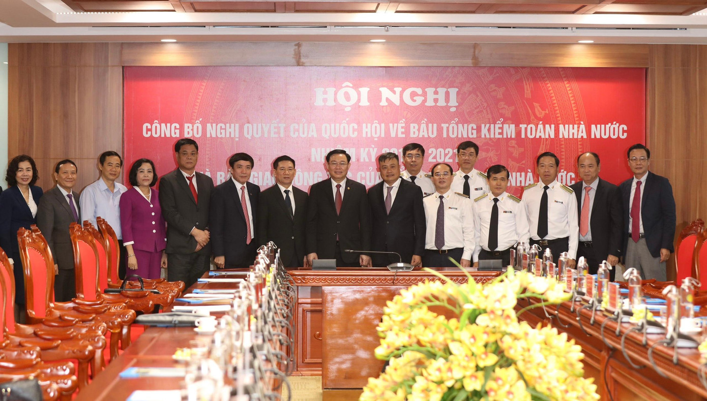 Chủ tịch Quốc hội Vương Đình Huệ và các cán bộ lãnh đạo ngành Kiểm toán. Ảnh Như Ý
