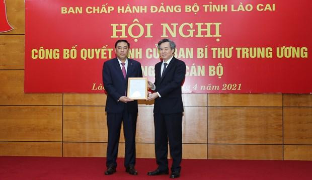 Phó trưởng Ban Tổ chức Trung ương Nguyễn Quang Dương trao Quyết định của Ban Bí thư cho ông Hoàng Giang.