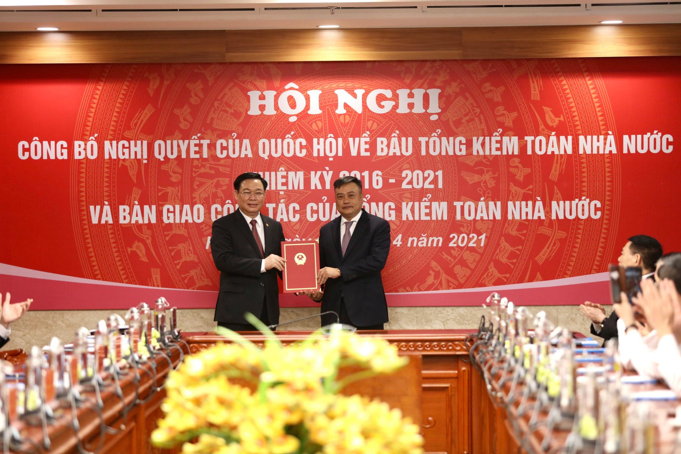 Chủ tịch Quốc hội trao quyết định cho ông Trần Sỹ Thanh. Ảnh Như Ý