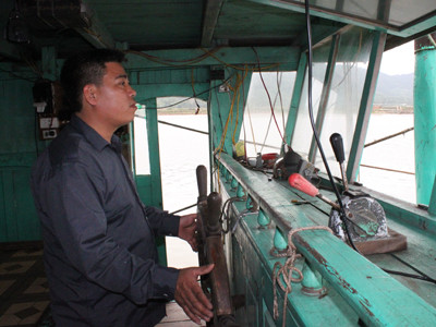 Anh Nguyễn Văn Tuy tại khoang lái của chiếc tàu cứu 14 mạng người. Ảnh: Hoàng Lam