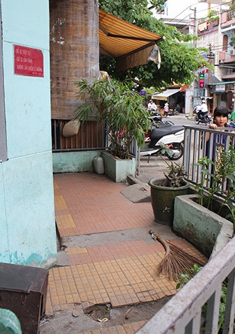 Và “khuôn viên” khiêm tốn được vây quanh với nhiều vật dụng ngổn ngang