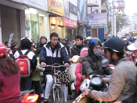 Một học sinh THPT bị bao vây giữa giờ cao điểm