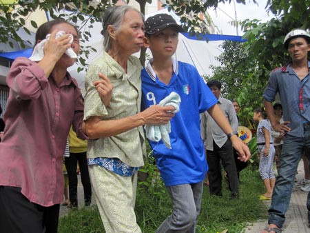 Hình ảnh người mẹ già dìu nhau đã khiến những người tham dự phiên xét xử quặn lòng! Hình ảnh người mẹ già dìu nhau đã khiến những người tham dự phiên xét xử quặn lòng!