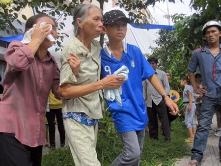 Hình ảnh người mẹ già dìu nhau đã khiến những người tham dự phiên xét xử quặn lòng!
