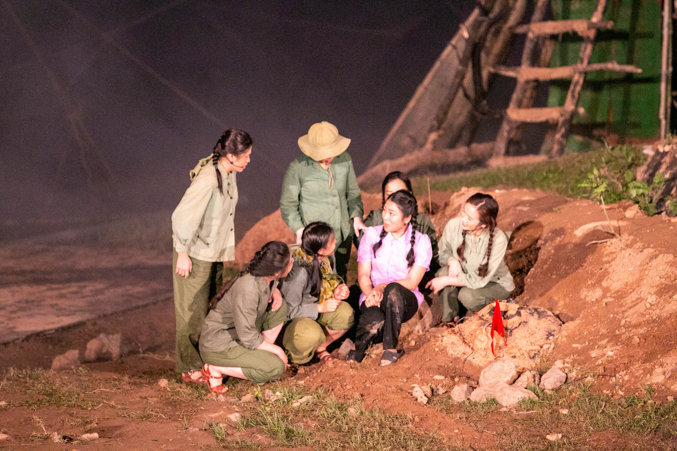 Và những câu chuyện về tình yêu, ước mơ, những tiếng cười... sau những trận bom của giặc Mỹ trút xuống cung đường.