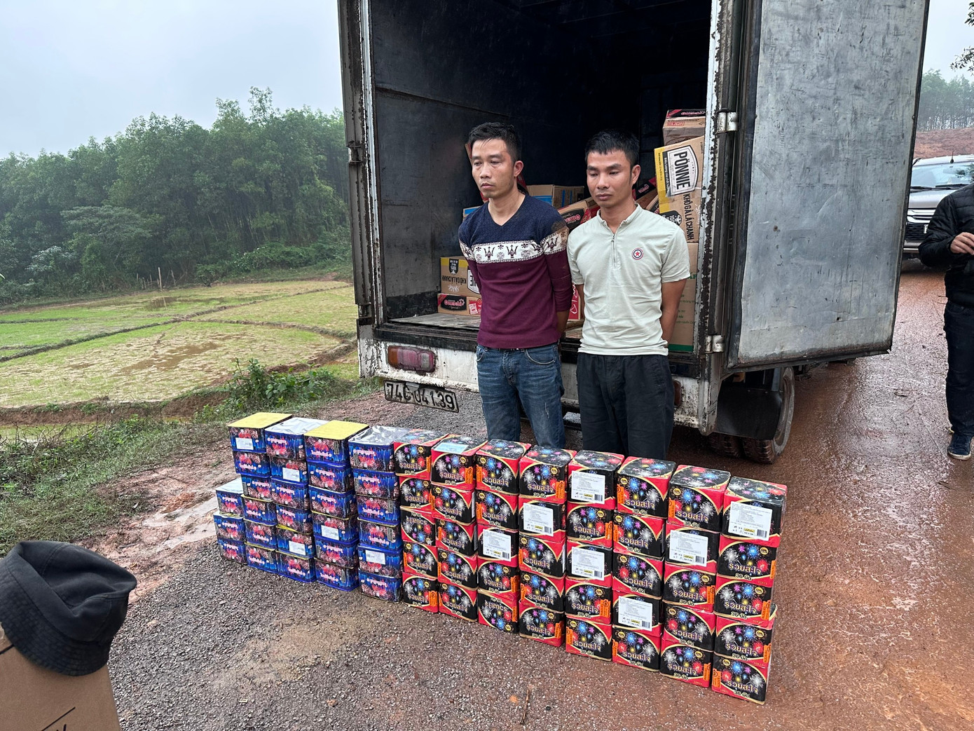 Hai đối tượng cùng tang vật vụ án.