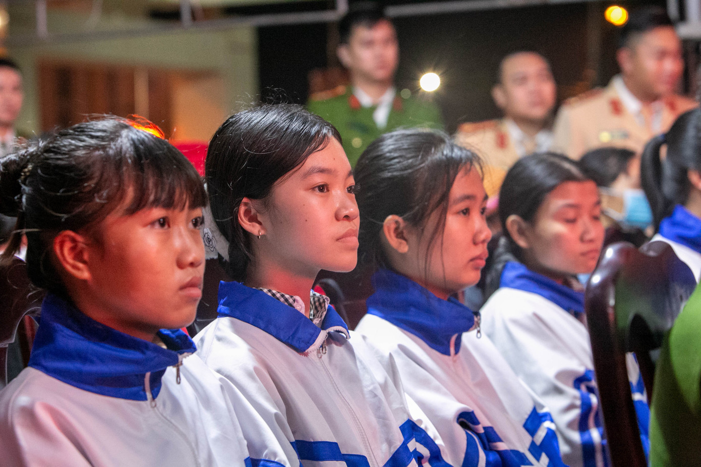 Những học sinh có hoàn cảnh khó khăn được tặng quà trong chương trình Những học sinh có hoàn cảnh khó khăn được tặng quà trong chương trình