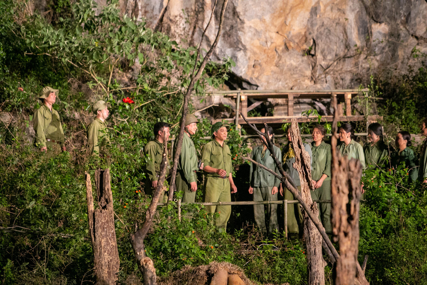 Hình ảnh tái hiện Đại tướng Võ Nguyên Giáp thăm, động viên lực lượng bộ đội, TNXP ở chiến trường.