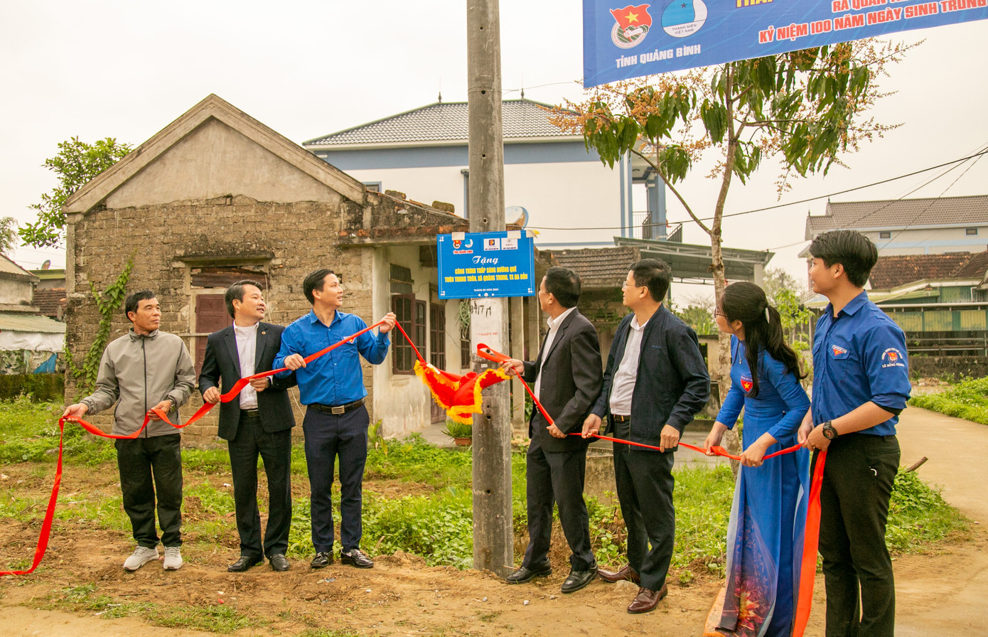 Khánh thành công trình "Thắp sáng đường quê" ở xã Quảng Trung (TX. Ba Đồn - Quảng Bình)