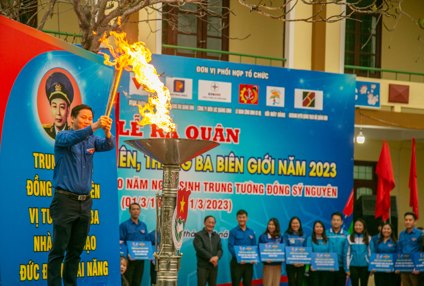 Anh Đặng Đại Bàng, Bí thư Tỉnh Đoàn Quảng Bình thắp lửa truyền thống trong lễ ra quân "Tháng Thanh niên - Tháng Ba biên giới năm 2023".